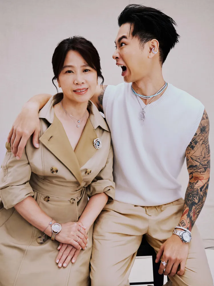 高爾宣（右）和媽媽戴上SWAROVSKI旗下Matrix及GEMA系列飾品，在螢幕前留下不少十分有愛的逗趣畫面。品牌提供