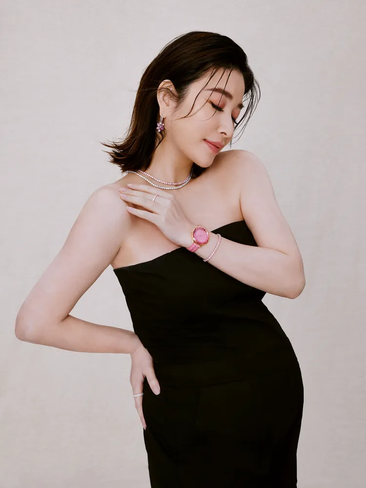 即將正式成為人母的女星許維恩，表示姊姊許路兒既是閨蜜也像媽媽。品牌提供