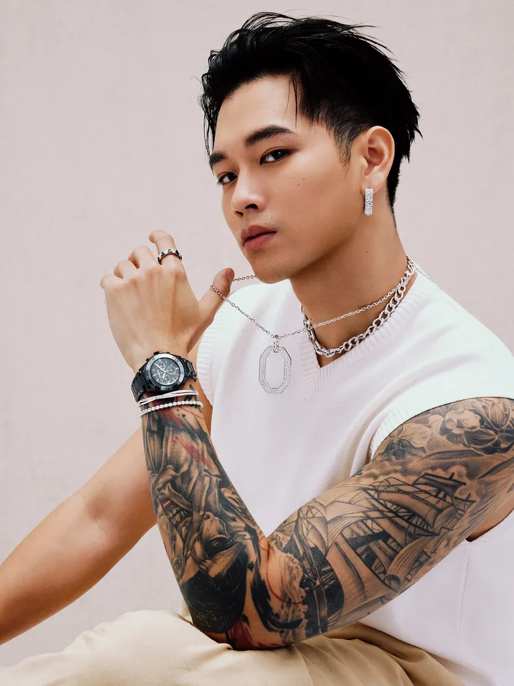 高爾宣左肩上的蘭花刺青，是因為媽媽名字裡剛好有「蘭」字，更透露「長大後覺得我本來就應該把照顧媽媽的責任扛在肩上」。品牌提供