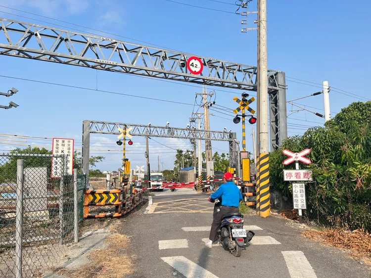 屏東枋寮、佳冬鄉今早有六處平交道出現訊號異常，駕駛被卡在平交道前。讀者提供