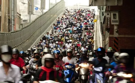 7成網友想廢機車兩段式左轉 交長不依!擬開放路面「2狀況」免待轉