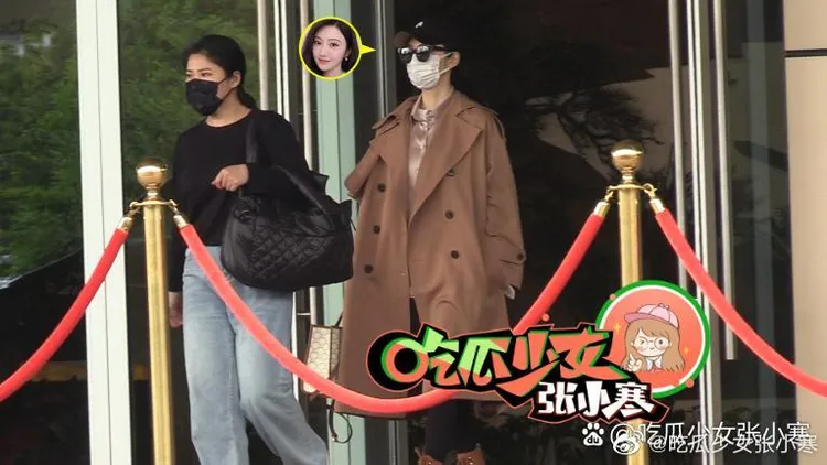 景甜昨被拍到現身重慶機場。翻攝吃瓜少女張小寒微博