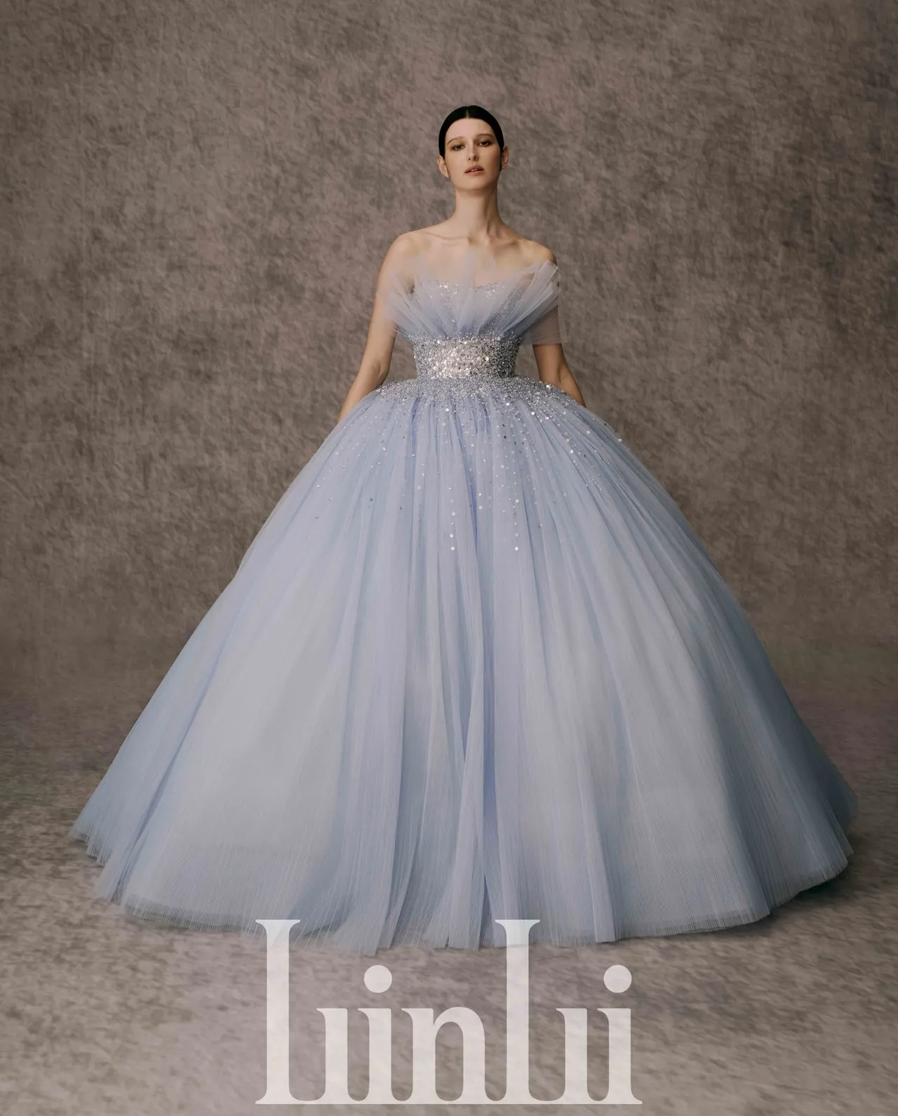 白标系列银紫星钻荷叶晚礼服，独特的数位冷静紫蓝色视觉感迷人，搭配从领口到腰部散点下来到裙摆的银色系珠工，典雅华美。品牌提供 