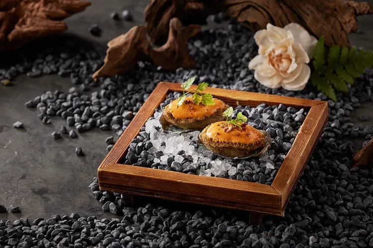 藝奇 和牛岩板燒日本料理，贈媽媽主廚特調旨味鮑魚佐自製醬。業者提供