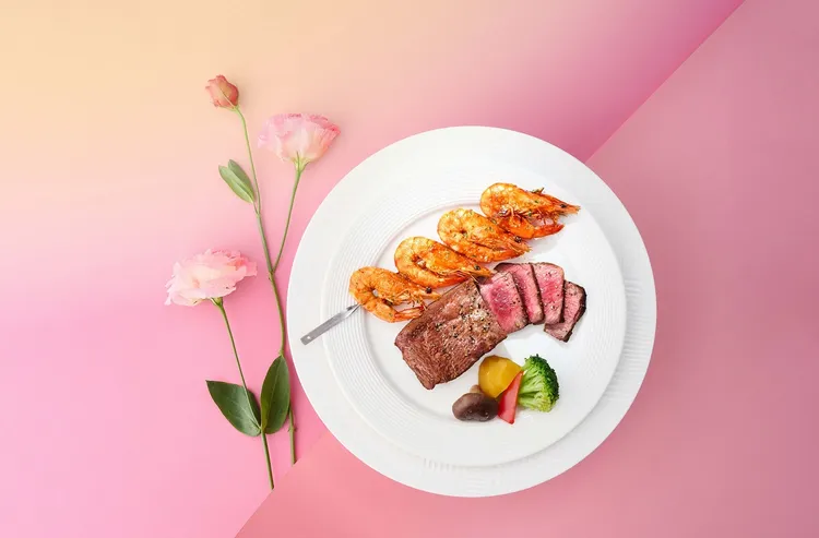 西堤牛排款待媽咪將主餐免費升級，加菜價值168元爐烤串鮮蝦一份。業者提供