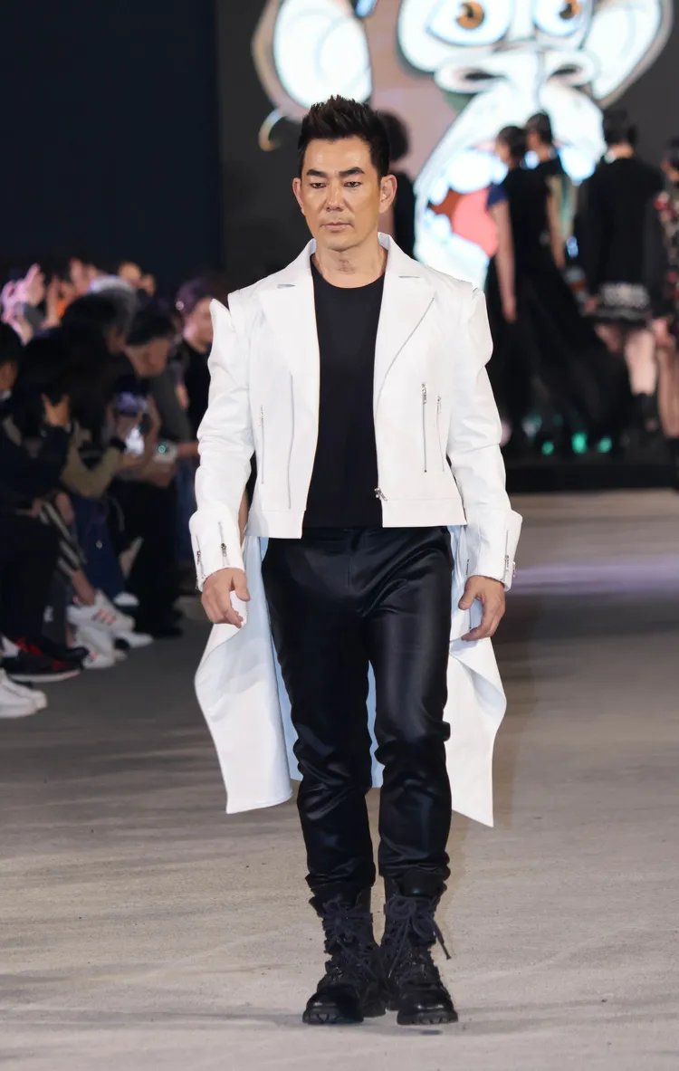 任賢齊登上伸展台領銜開場走秀，所穿的白色軍裝外套即是潘怡良為他設計的演唱會造型之一。彭欣偉攝