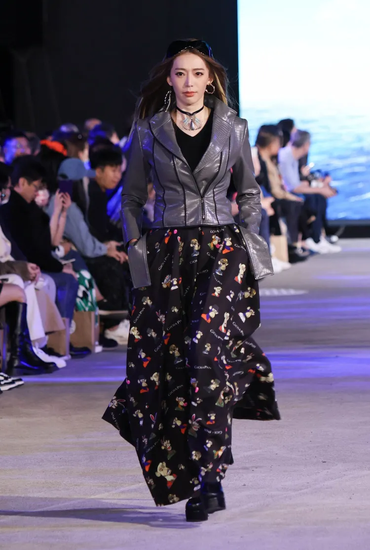 王心恬壓軸走秀，表示能穿上有無聊猿圖案的服裝很開心。彭欣偉攝