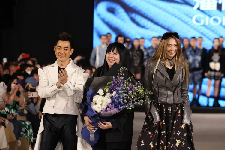 設計師潘怡良（中）與走秀嘉賓任賢齊（左）、王心恬一同謝幕。彭欣偉攝