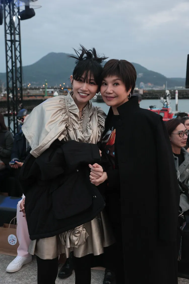 歌仔戲大師唐美雲（右）與李千娜開心合影。彭欣偉攝