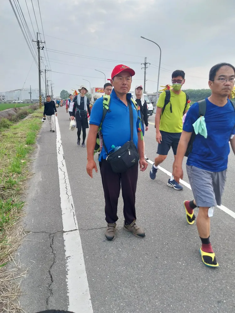 江文堂雖行動緩慢，但仍堅持一步一步走下去。江文堂提供