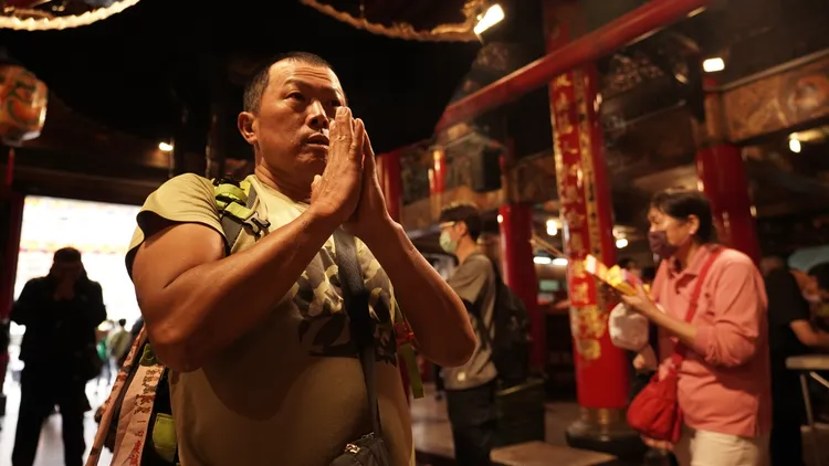 江文堂感謝媽祖婆保佑，環島時經過媽祖廟都會特別去拜拜。黃盈容攝