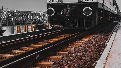 離奇!火車猛撞肢解母牛 牠飛出30公尺「砸死鐵軌小便男」