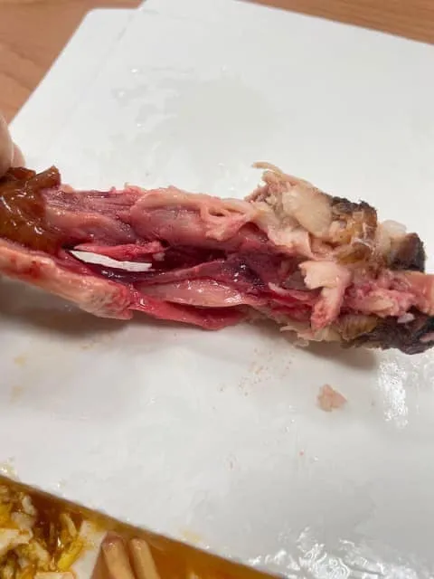 最不能接受的是，雞腿沒熟，還在滴血。翻攝臉書爆料公社