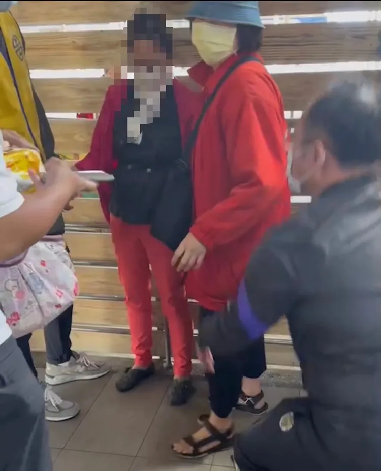 女警葉蕙慈（左）扮老騙過車手，面交款項時伺機逮人。警方提供