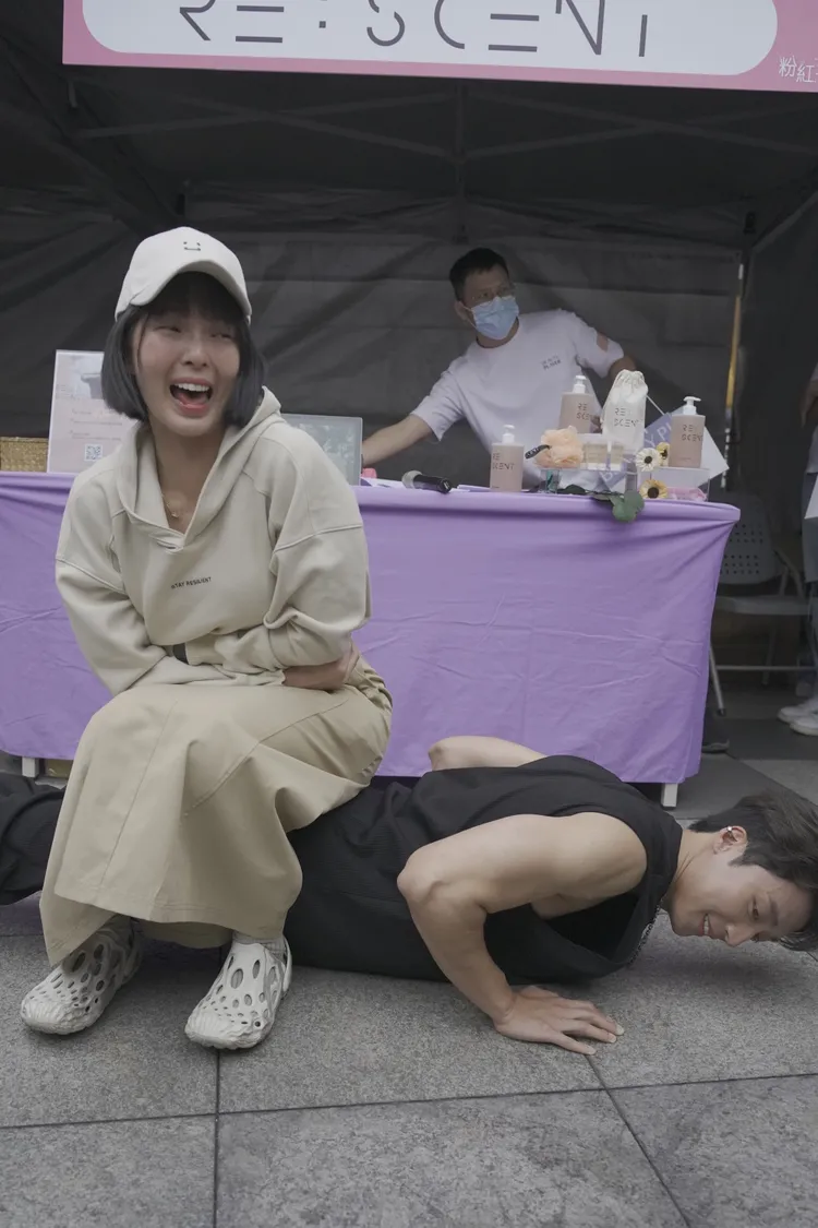 卞慶華(下)和小豬合體運動。RE:SCENT提供