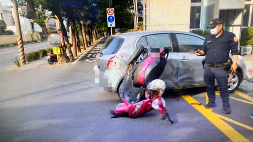 高雄辣妹騎士攔腰撞轎車　瞎毀！竟這樣180度「倒栽蔥」