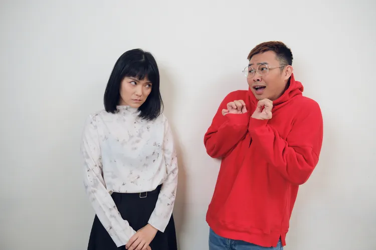 曹雅雯（左）和那那大師聊靈異體驗。小鋼砲娛樂提供