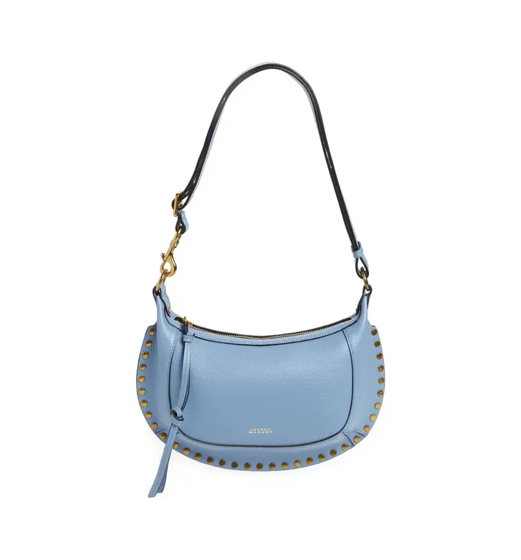 Oskan Moon天空藍啞面粒紋皮革包，2萬6800元。品牌提供