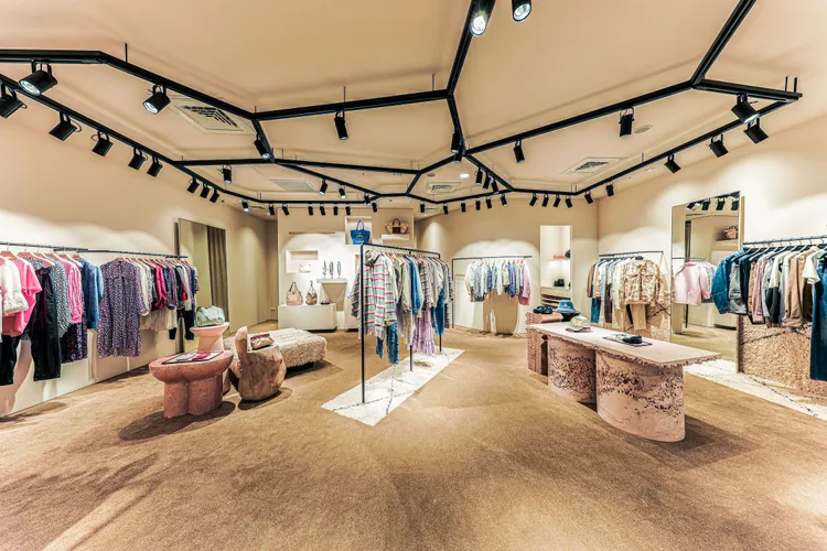 Isabel Marant信義新天地A9形象店以風格多樣的家具、陶瓷藝術品，營造出愉悅的空間氛圍。品牌提供