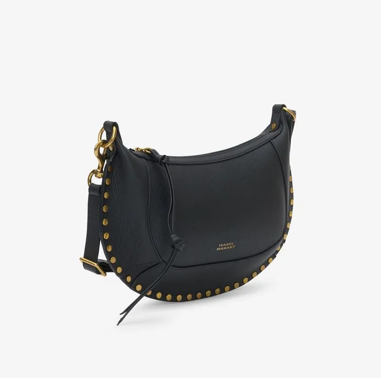 Oskan Moon經典黑色啞面粒紋皮革包，2萬6800元。品牌提供