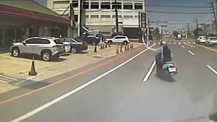 違規跨越雙黃線還逆向。讀者提供