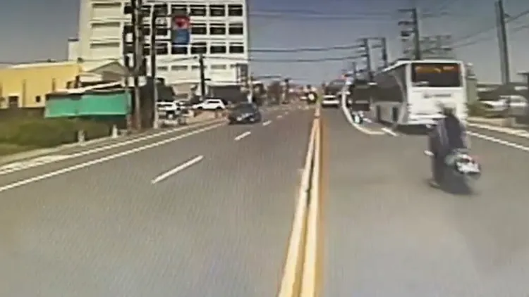 大媽從機車道切出到內側車道。讀者提供