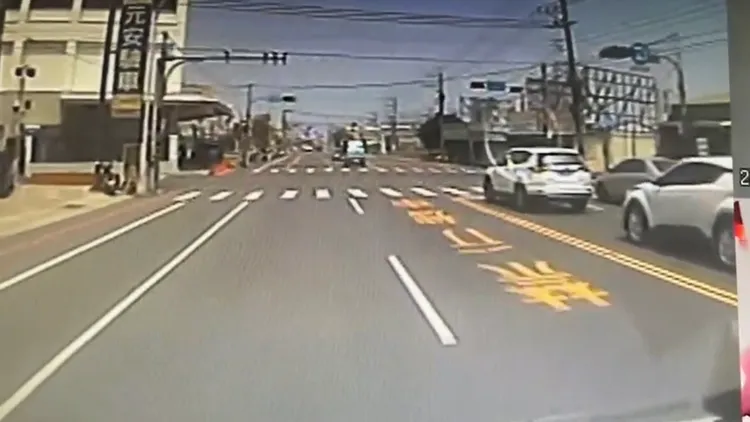 救護車「被逆向」差點吃下三寶飯。讀者提供