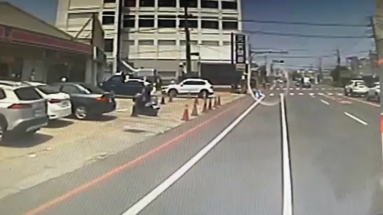 一連串違規後，停在超商下車消費。讀者提供