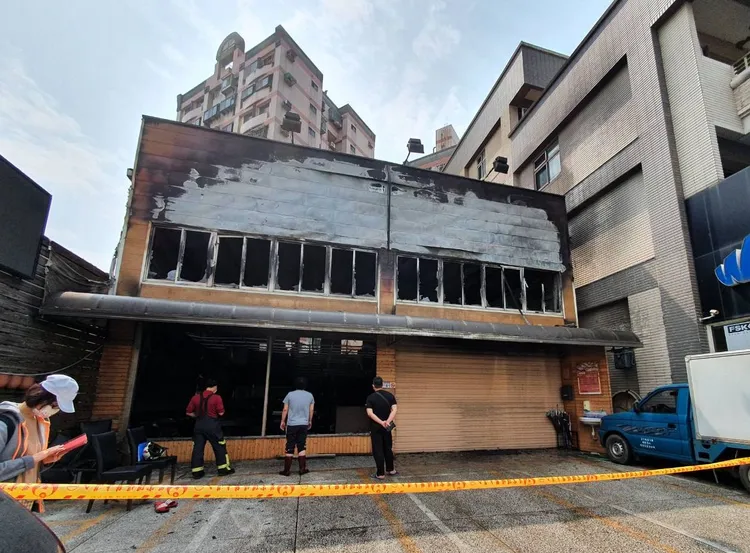 警消封鎖現場，追查起火原因。八德警分局提供