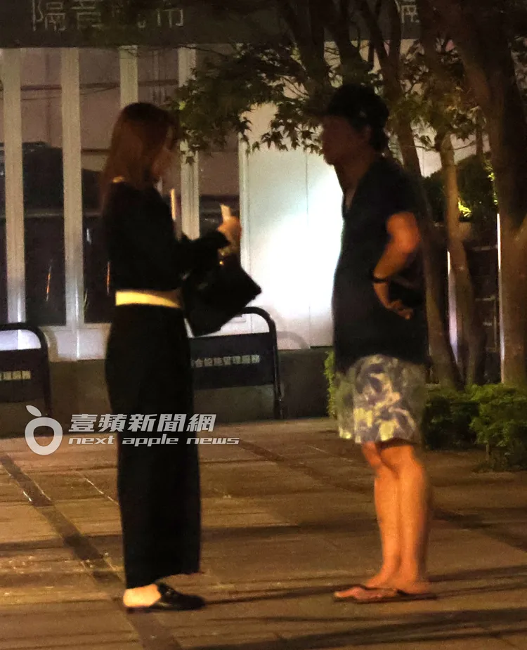 周品均（左）手拿紙條交給該名男子看。特勤中心攝