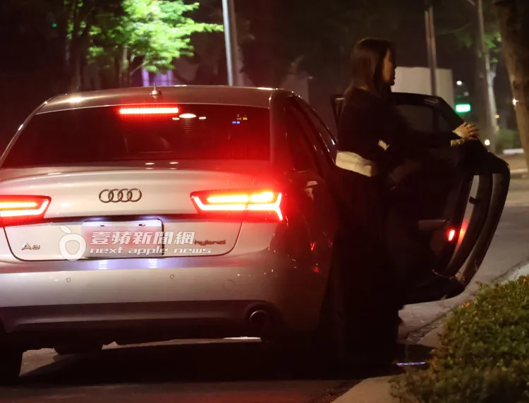 周品均搭奧迪多元計程車到內湖某社區。特勤中心攝