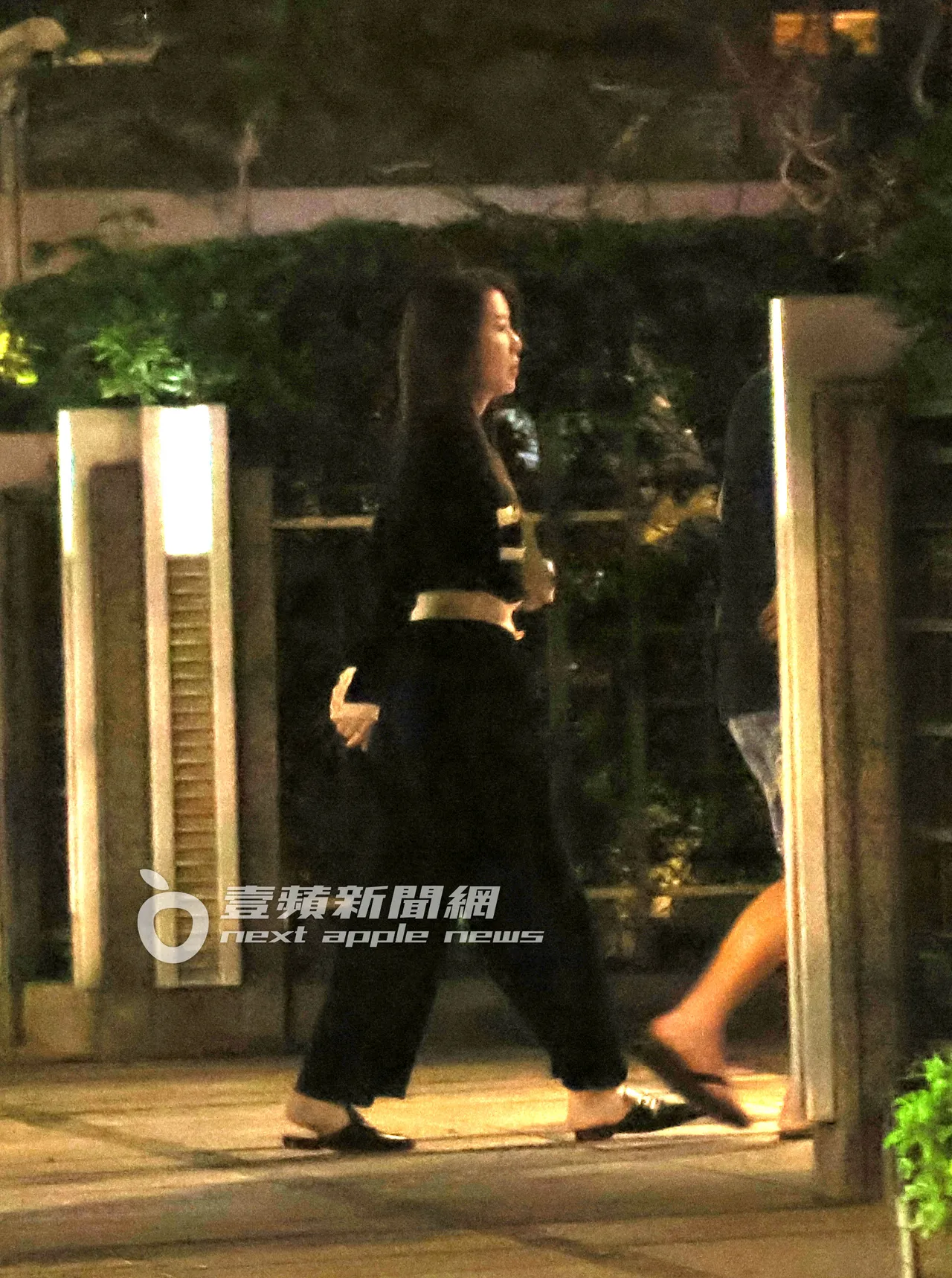 周品均小女人的跟在男子身後。特勤中心攝