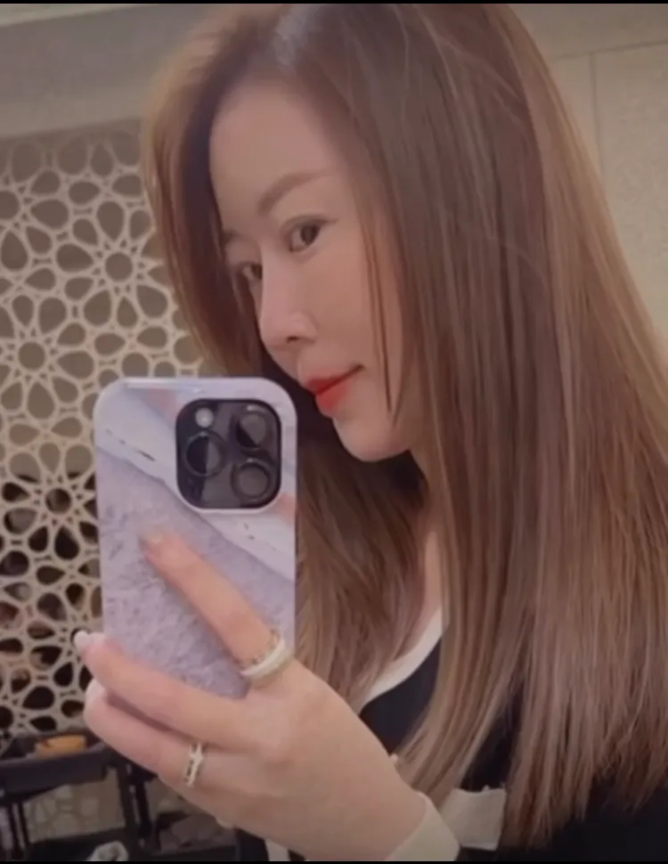 換上新髮色開心自拍的周品均，事後在社群貼上當天的新造型。翻攝周品均IG