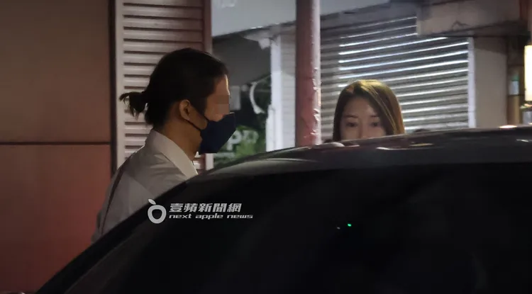 設計師貼心的幫周品均（右）開車門。特勤中心攝