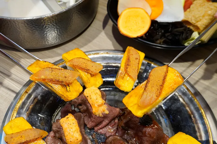 涮樂和牛炙燒烏魚子焦糖玉子握買1送1。業者提供