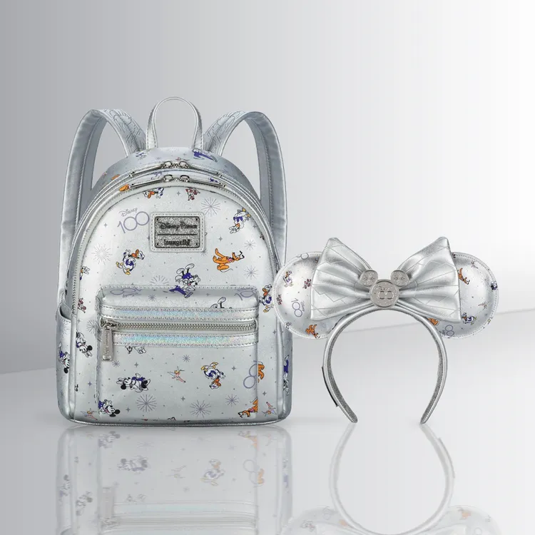 迪士尼100周年奇幻系列-米奇與好朋友Loungefly迷你背包與成人款耳朵髮箍。業者提供