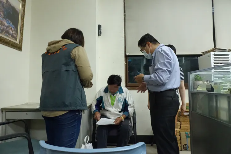 執行官循線至麥寮將人拘提到案，告知相關規定。嘉義分署提供