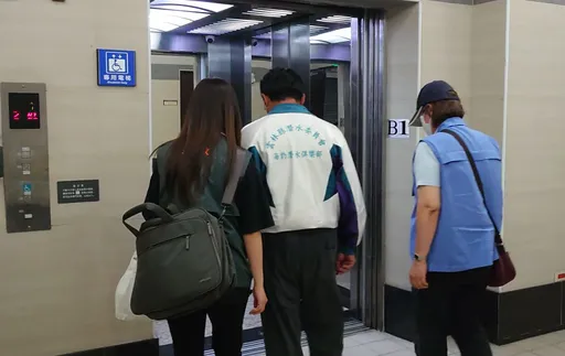 雲林養殖戶欠稅3千萬跑路20年 拘到了!執行官連開3道鎖逮人管收