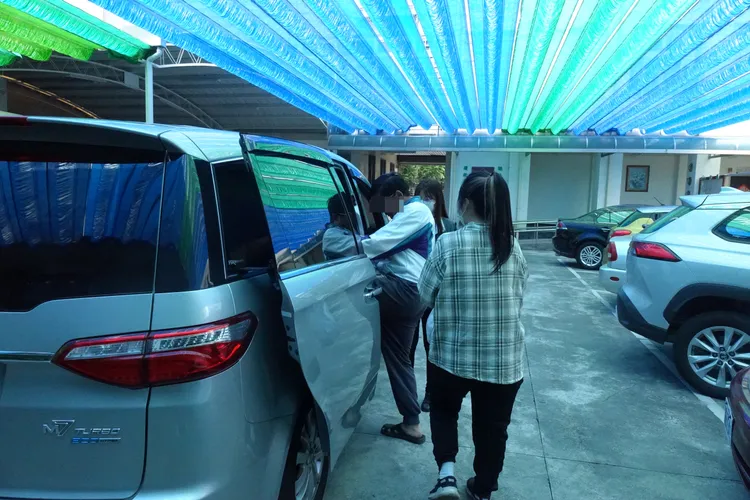 執行人員將人解送嘉義地院聲請管收。嘉義分署提供