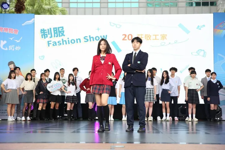 莊敬工家以12,051票獲得亞軍，女學生以紅藍相間的蘇格蘭A字短裙，搭配黑色及膝長襪受網友青睞。教育局提供