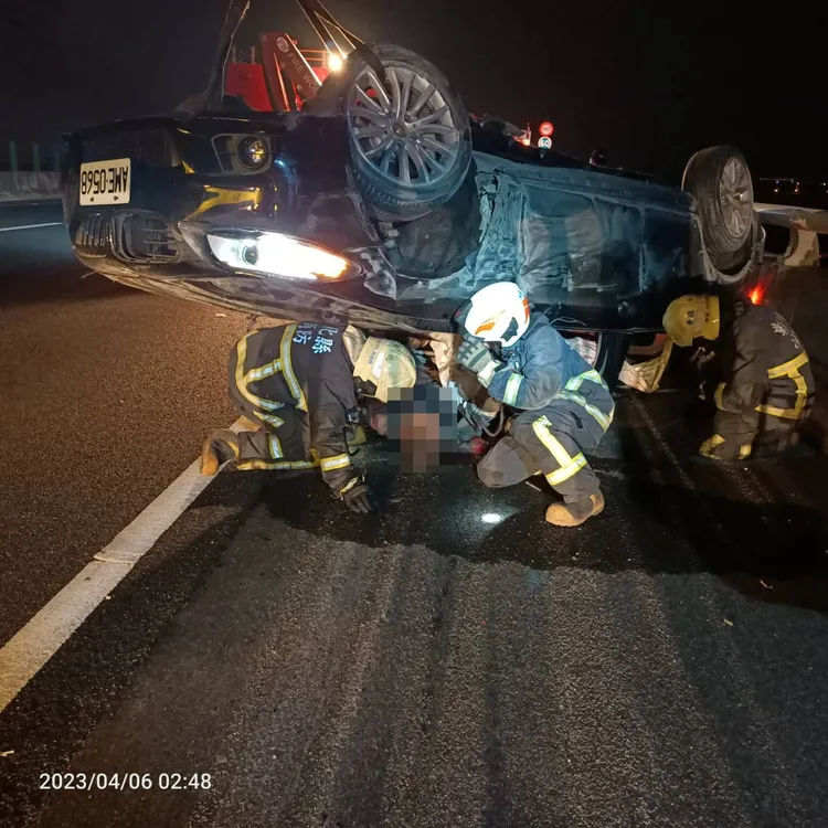 消防人員救出受困車內的劉子賢，送醫仍傷重不治。民眾提供