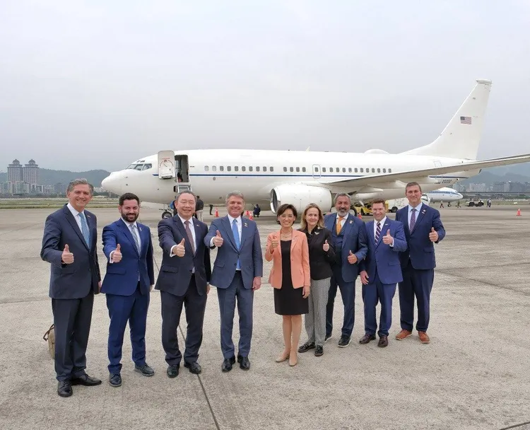 麥考爾(左4)昨率團搭行政專機抵達台北松山機場，外交部常次俞大㵢接機歡迎。外交部提供