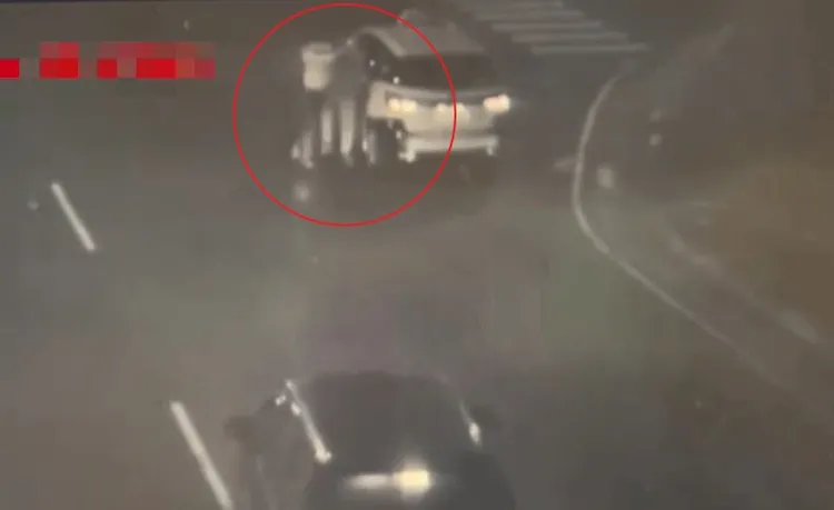 翁男(左)毆打李姓運將。三重警分局提供