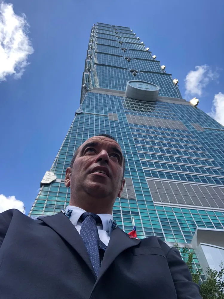 博多黑日前特意在推特放上他在台北101建築前的照片，並寫下「台灣能幫忙」（#TaiwanCanHelp）。翻攝推特翻攝推特@ebothorel