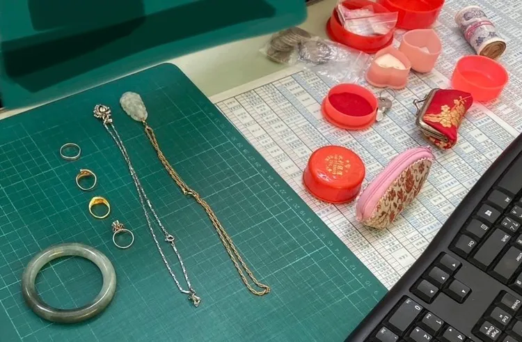 除了絕版鈔，還有金戒指、銀項鍊等首飾。環保局提供