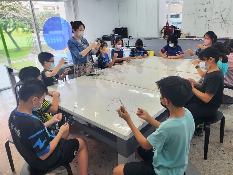 台北市士東國小成靈感顯色室裡，同學專心聽老師講解，用鐵線等混合媒體製作蝴蝶。公視提供