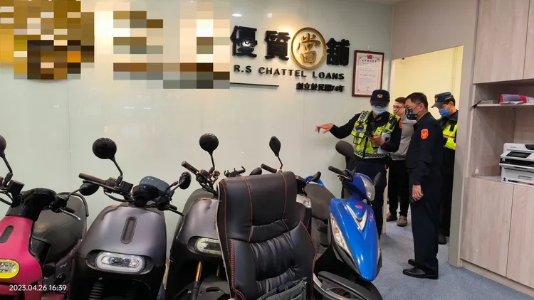 警方稽查當鋪是否涉及違法借貸及銷贓。土城警分局提供
