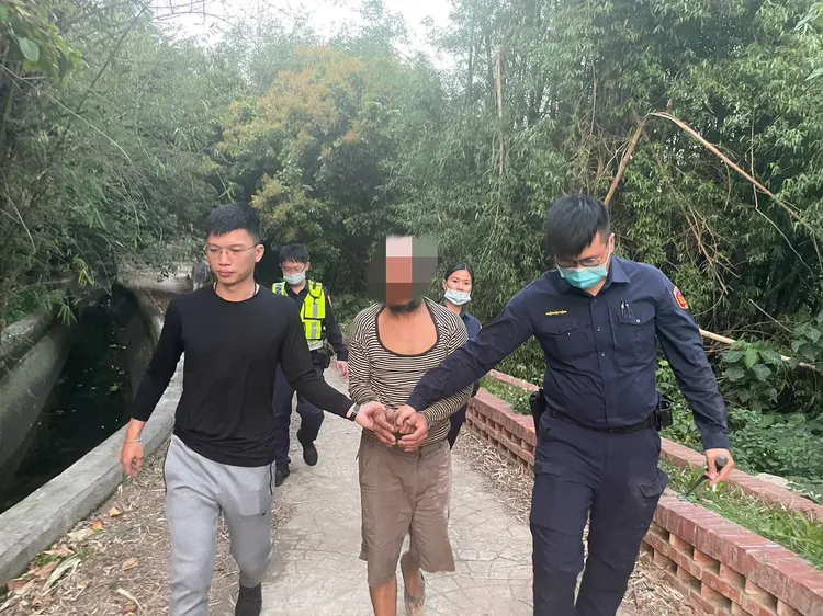 警方將曾嫌押解歸案，結束他近二年荒野生活。讀者提供