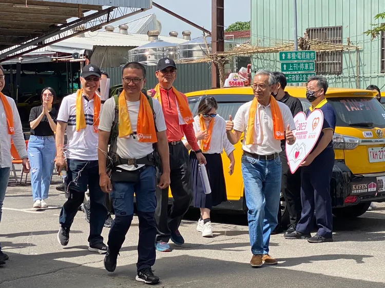 知名三金導演吳念真(雙手比讚者)響應。陳怡文攝