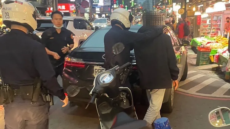 警方攔查謝男。板橋警分局提供